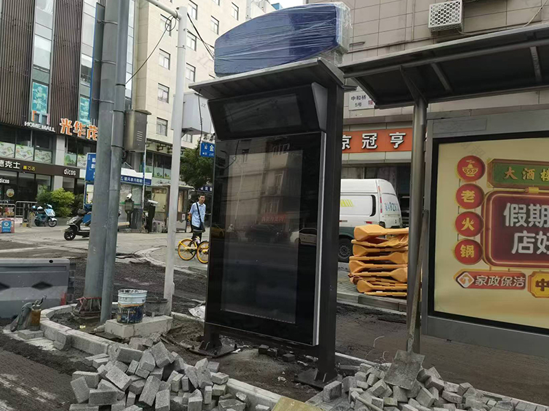 南京罗马柱型材电子站牌安装实景