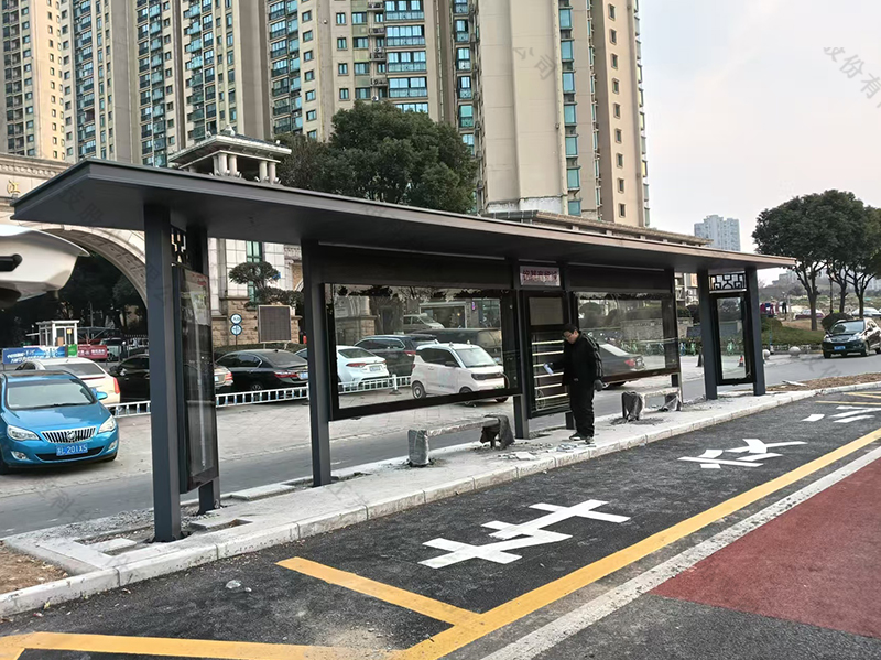 镇江公交候车亭安装实景