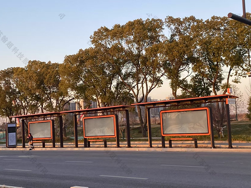 南京龙袍款公交候车亭安装实景案例