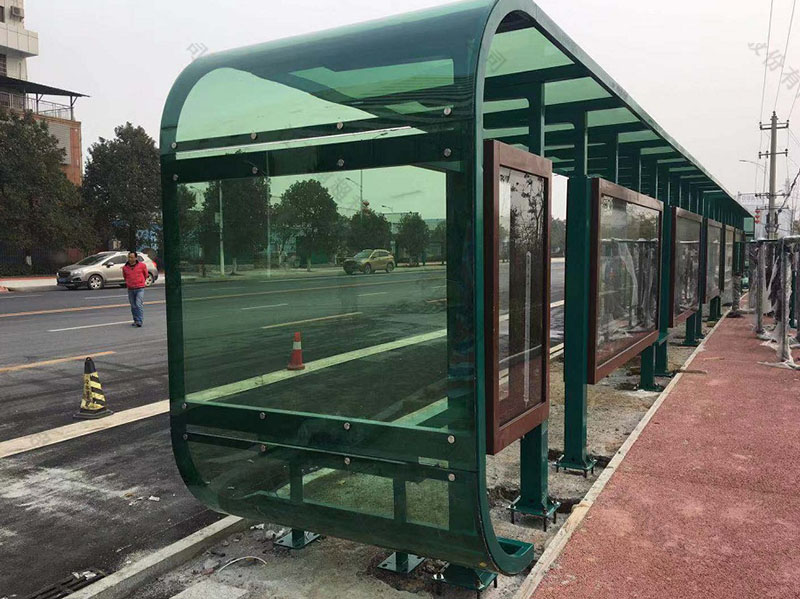 永州弯钢玻璃公交站台安装实景