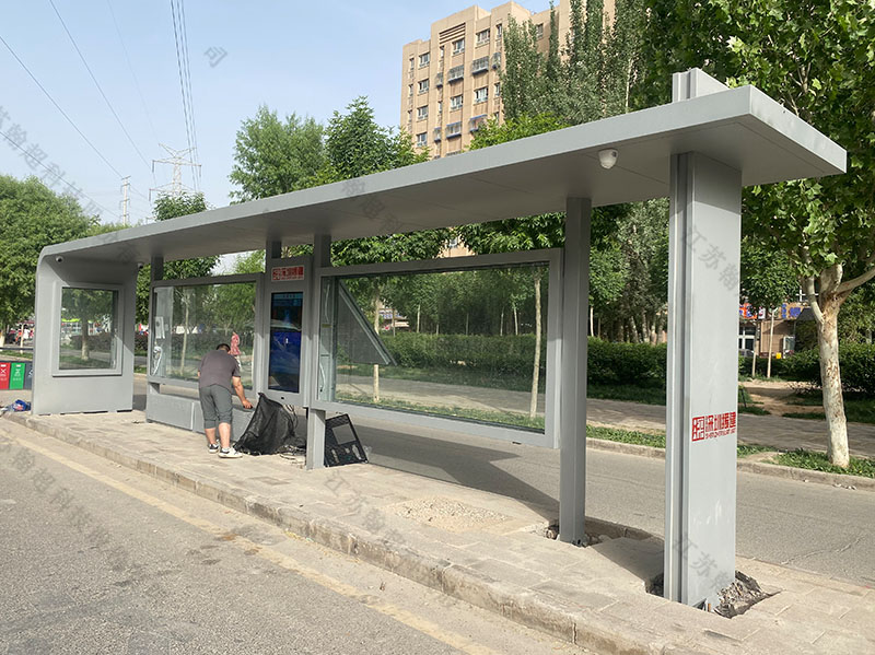 深圳援建新疆公交候车亭安装实景