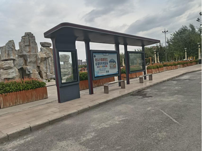 新疆定制款公交候车亭安装实景