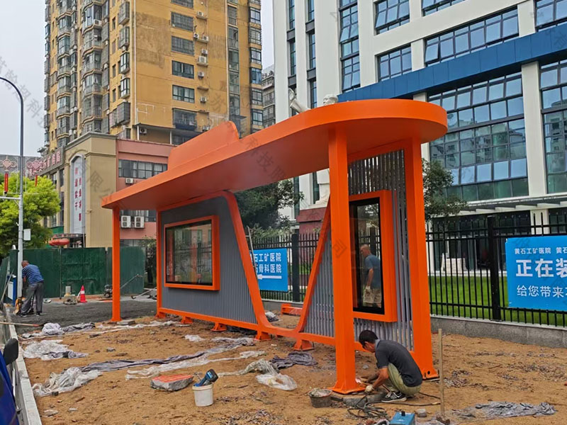 黄石“小黄人”公交站台安装实景