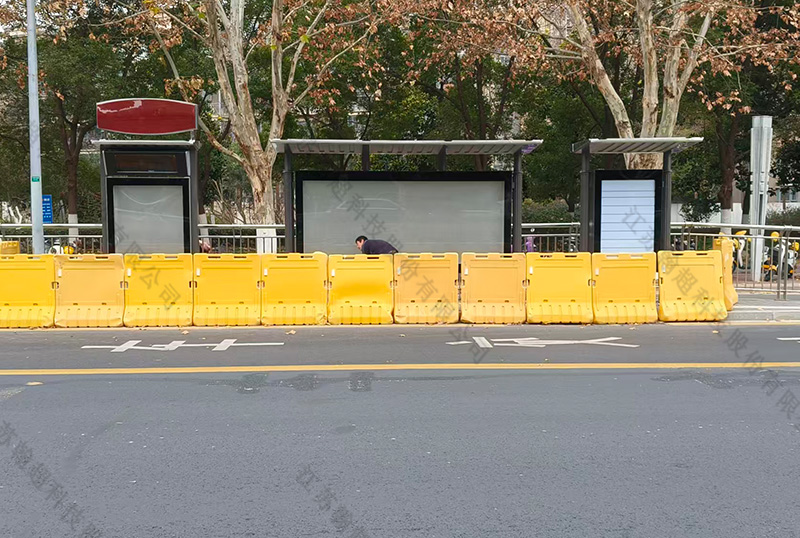 南京不锈钢候车亭安装实景案例