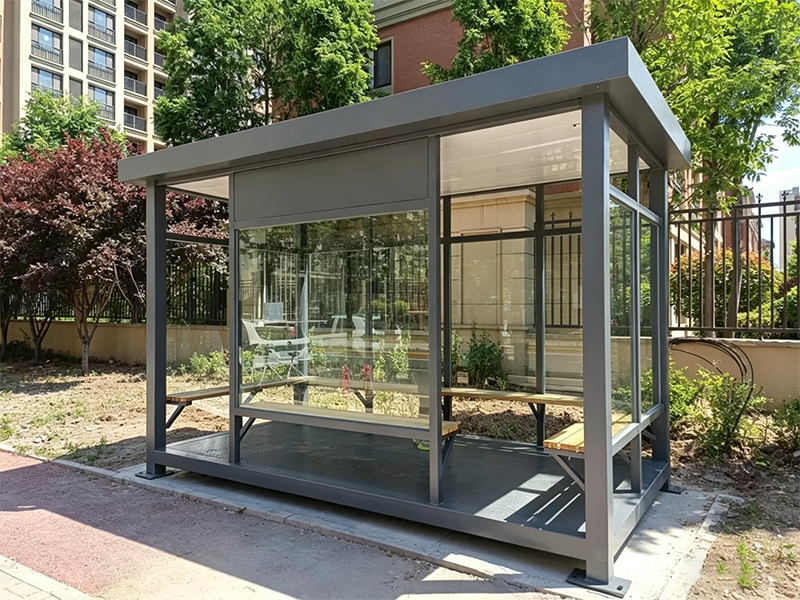 封闭式公交候车亭